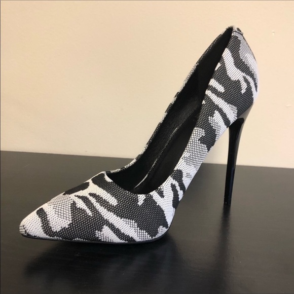 ♥️👠SOLD. ‼️ CAMOUFLAGE STILETTOS 👠 - Picture 3 of 8